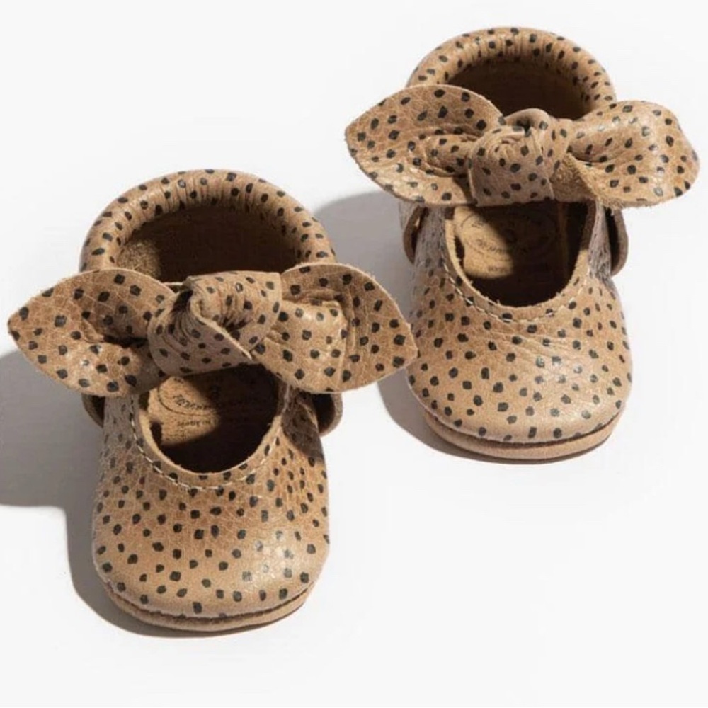 Size: 2 // Freshly Picked Almond Speckles Knotted Bow Baby Shoe